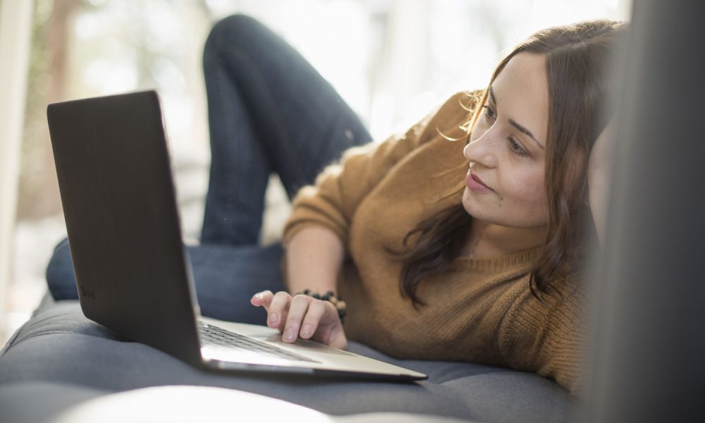 L’infidélité virtuelle : est-ce aussi grave que l’infidélité physique ?